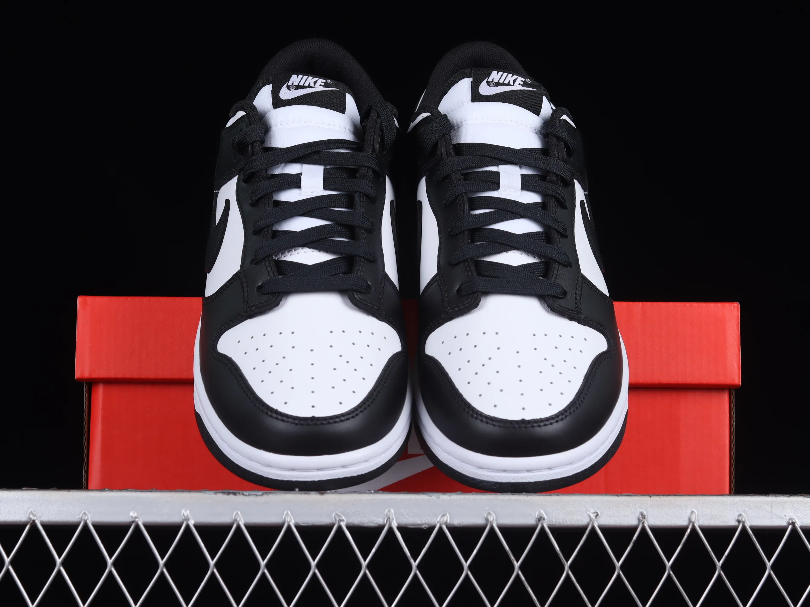 All categories Nk SB Dunk series Nk SB Dunk Low low-top sneakers M version Nk SB Dunk Low black and white panda SB smashed backboard fashion casual sneakers DD1391-100
